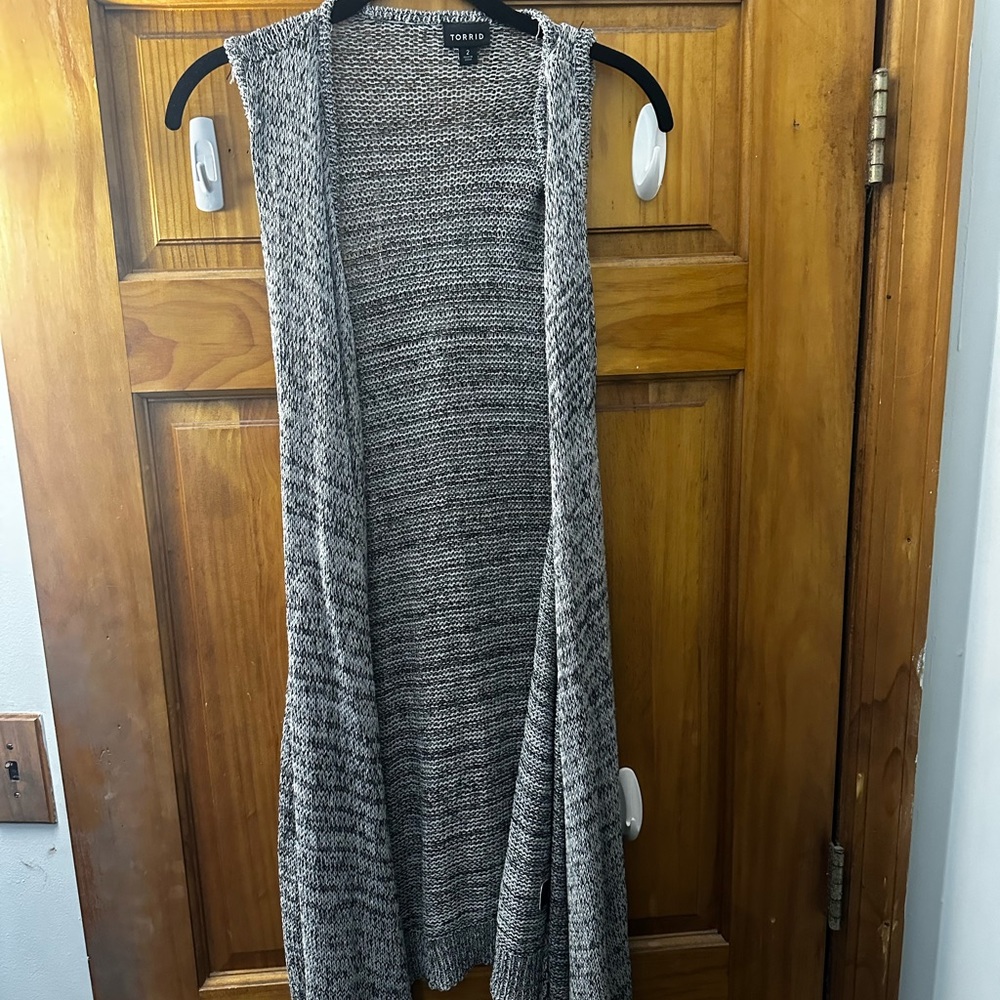 Open-knit sleeveless sweater. Grey and black